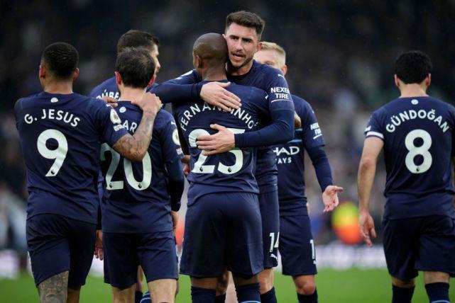 阿利亚迭雷父子分别身穿皇马与阿森纳球衣，晒出对弈图片