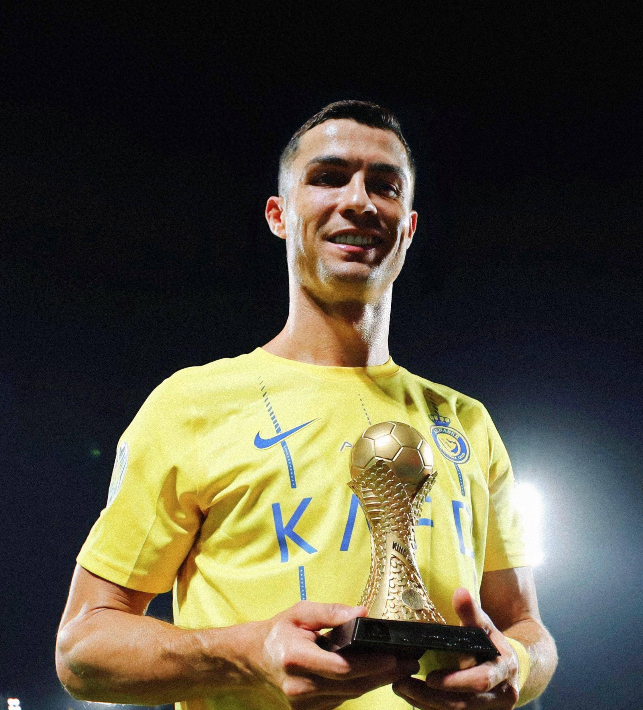 国脚中场精准传球，撕开对手防线